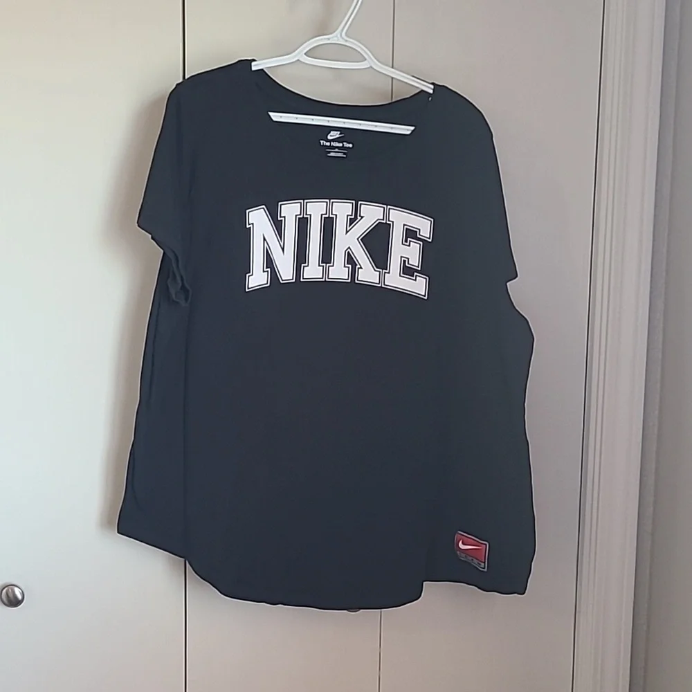 Black plus size Nike tee - Picture 1 of 3